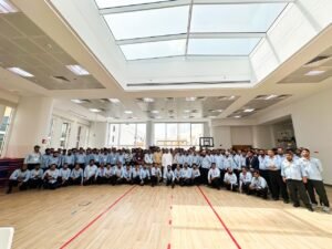 شرطة دبي تنظم ورشاً توعوية لسائقي ومشرفي حافلات شركة "مافريك لنقل الحافلات" 2 شرطة دبي تنظم ورشاً توعوية لسائقي ومشرفي حافلات شركة "مافريك لنقل الحافلات"