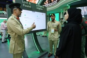 شرطة دبي تواصل تقديم خدماتها لزوار "سوق السفر العربي" لليوم الثاني من المعرض 5 شرطة دبي تواصل تقديم خدماتها لزوار "سوق السفر العربي" لليوم الثاني من المعرض