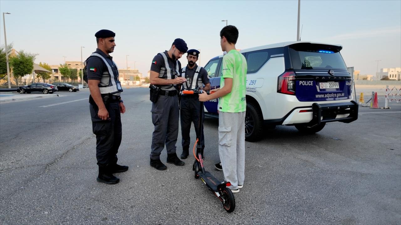 شرطة أبوظبي تشدد إجراءاتها للحد من مخالفات السكوترات الكهربائية 1 شرطة أبوظبي