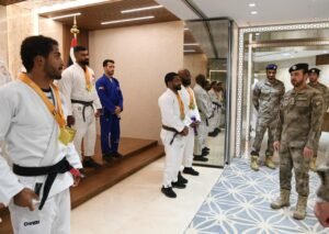 قائد عام شرطة أبوظبي يستقبل منتخبي الجوجيتسو والترايثلون 2 قائد عام شرطة أبوظبي يستقبل منتخبي الجوجيتسو والترايثلون
