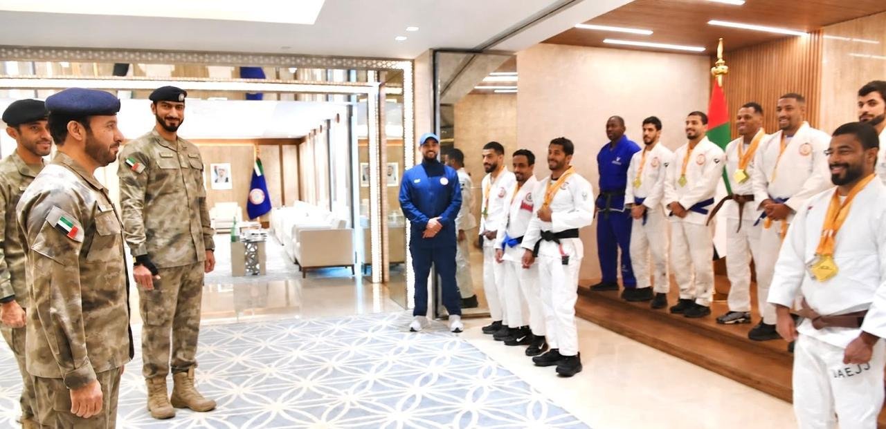 قائد عام شرطة أبوظبي يستقبل منتخبي الجوجيتسو والترايثلون 1 شرطة أبوظبي
