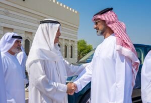 عمار بن حميد يقدم واجب العزاء في وفاة مريم راشد الشامسي