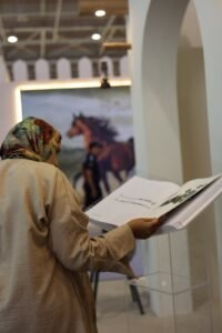 معروضات جناح الإمارات في معرض الفرس للجديدة تعكس ثراء الموروث الإماراتي وأصالته