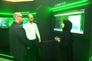 منصة تفاعلية لشرطة دبي تعزز وعي زوار دبي مول بالجرائم السيبرانية 4 منصة تفاعلية لشرطة دبي تعزز وعي زوار دبي مول بالجرائم السيبرانية