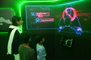 منصة تفاعلية لشرطة دبي تعزز وعي زوار دبي مول بالجرائم السيبرانية 2 منصة تفاعلية لشرطة دبي تعزز وعي زوار دبي مول بالجرائم السيبرانية