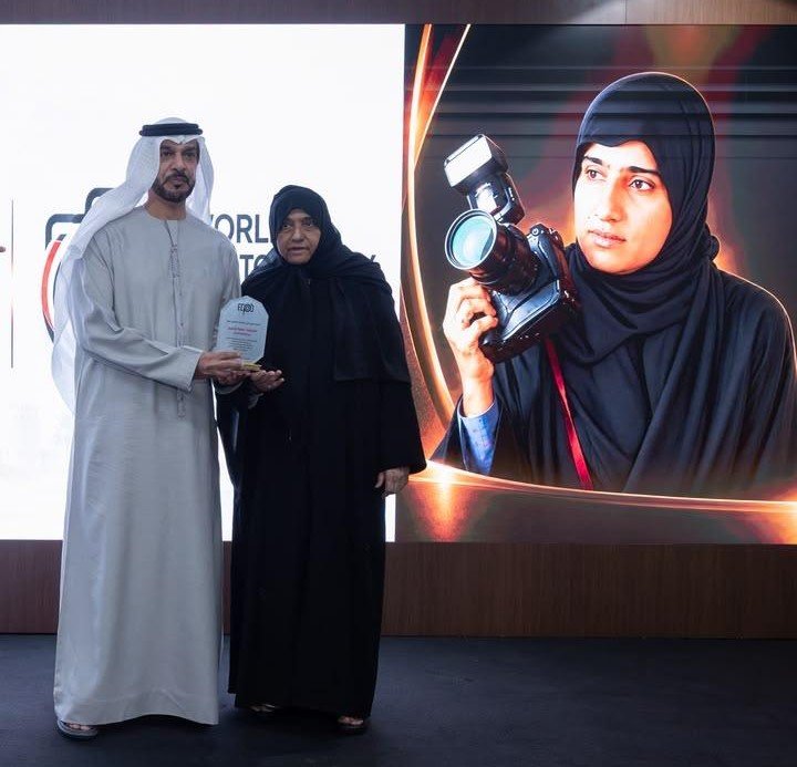 خليفة بن محمد بن خالد يكرّم مبدعي التصوير ويحتفي بإسهاماتهم في توثيق ذاكرة الإمارات 1 خليفة بن محمد بن خالد