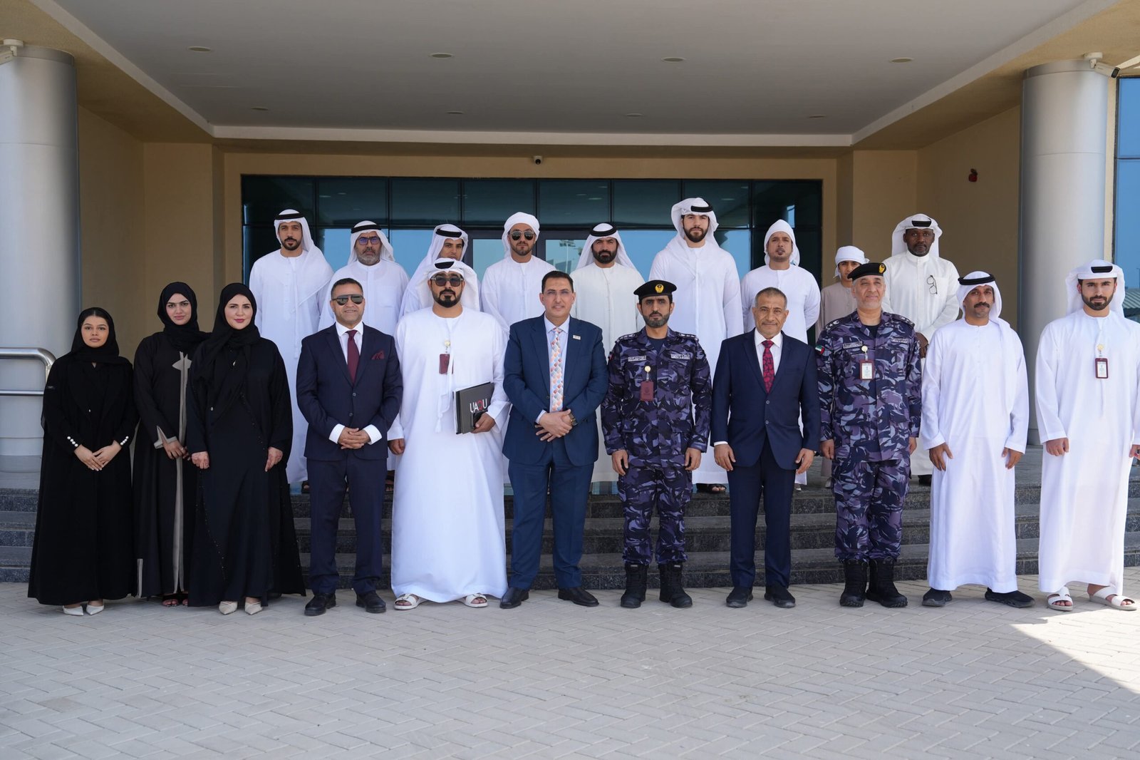 من المعرفة إلى الممارسة.. شرطة أم القيوين تُعرّف طلبة الماجستير بتقنية السوار الإلكتروني 1 من المعرفة إلى الممارسة.. شرطة أم القيوين تُعرّف طلبة الماجستير بتقنية السوار الإلكتروني