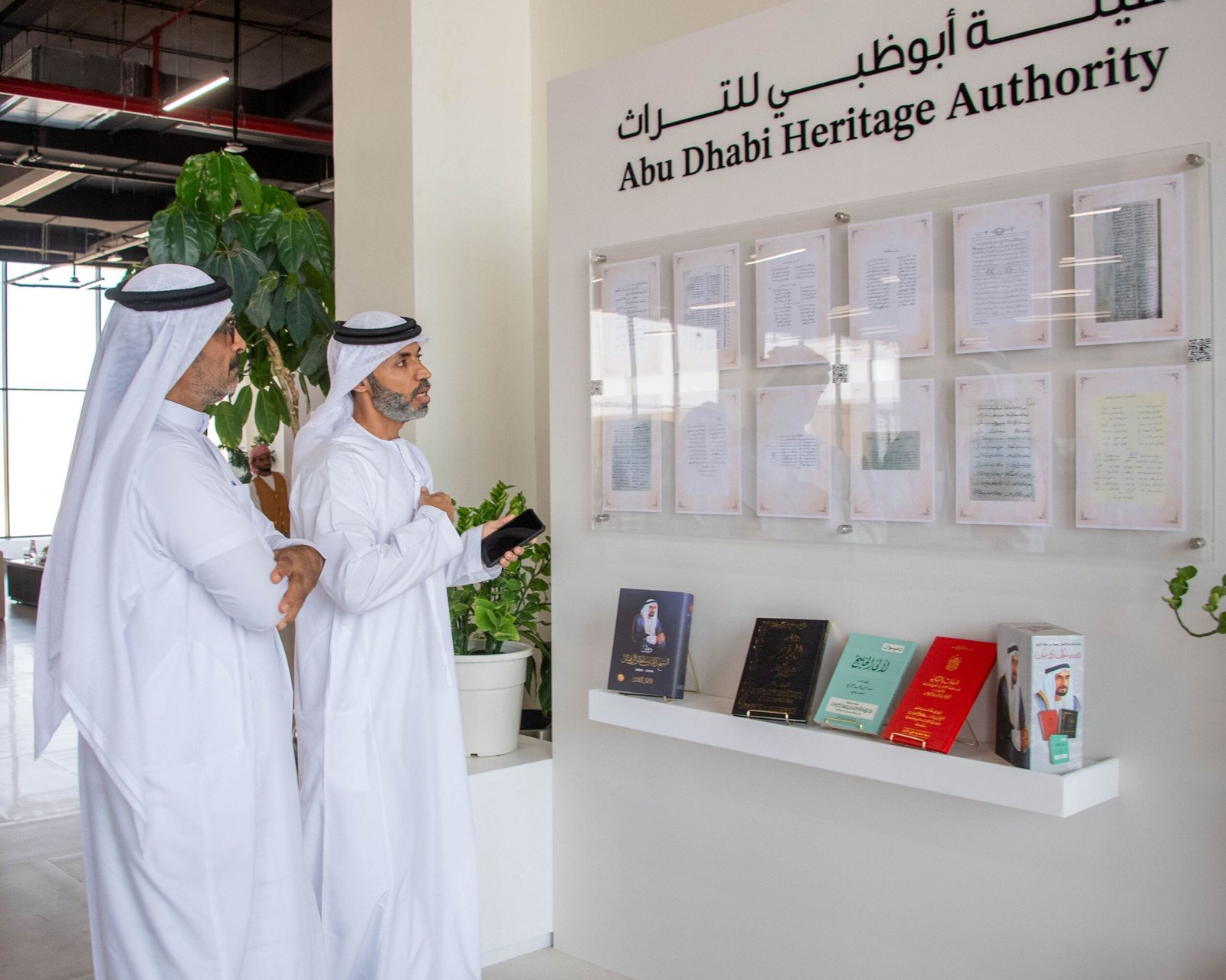 إقبال واسع على معرض "يوم الوثيقة العربية" في مركز حمدان بن محمد لإحياء التراث 1 يوم الوثيقة العربية