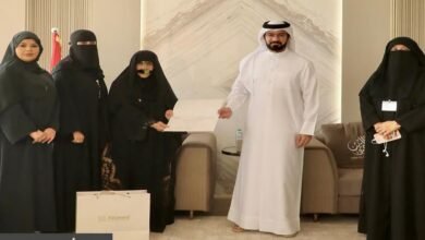 مدير عام دائرة بلدية أم القيوين يكرم والدة إحدى موظفات الدائرة،
