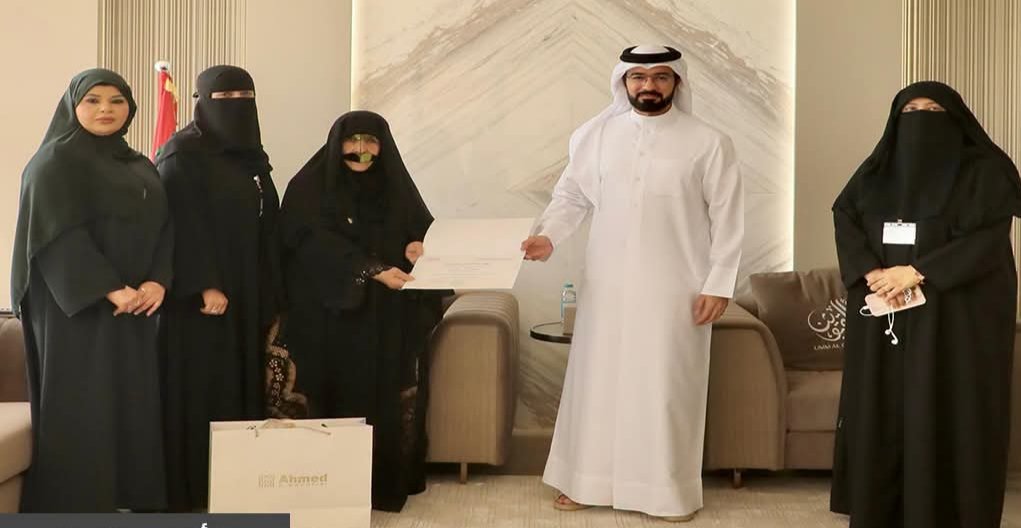 مدير عام دائرة بلدية أم القيوين يكرم والدة إحدى موظفات الدائرة، 1 مدير عام دائرة بلدية أم القيوين يكرم والدة إحدى موظفات الدائرة،