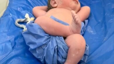 لقطات عفوية لمولود يضع ساقا فوق الأخرى