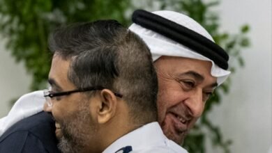 رئيس الدولة يستقبل طاقم طائرة "فلاي دبي" بحضور محمد بن راشد