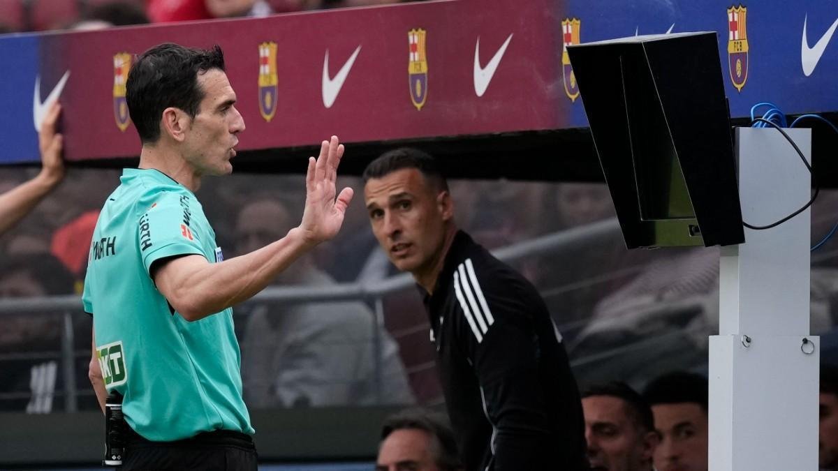 رجل شرطة.. الإعلان عن حكم الكلاسيكو بين برشلونة وريال مدريد 1 رجل شرطة.