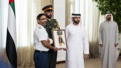 رئيس الدولة يمنح طاقم طائرة "فلاي دبي" وسام زايد الثاني..وحمدان بن محمد بن راشد يقلد الأوسمة