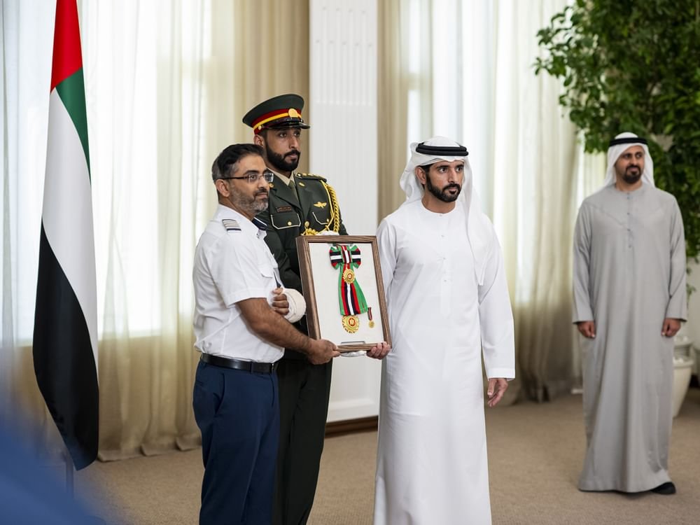 رئيس الدولة يمنح طاقم طائرة "فلاي دبي" وسام زايد الثاني..وحمدان بن محمد بن راشد يقلد الأوسمة 1 رئيس الدولة يمنح طاقم طائرة "فلاي دبي" وسام زايد الثاني..وحمدان بن محمد بن راشد يقلد الأوسمة