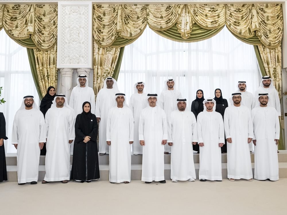 هزاع بن زايد يستقبل الشيوخ والمسؤولين والمواطنين في مجلس قصر المقام بمنطقة العين 1 هزاع بن زايد يستقبل الشيوخ والمسؤولين والمواطنين في مجلس قصر المقام بمنطقة العين