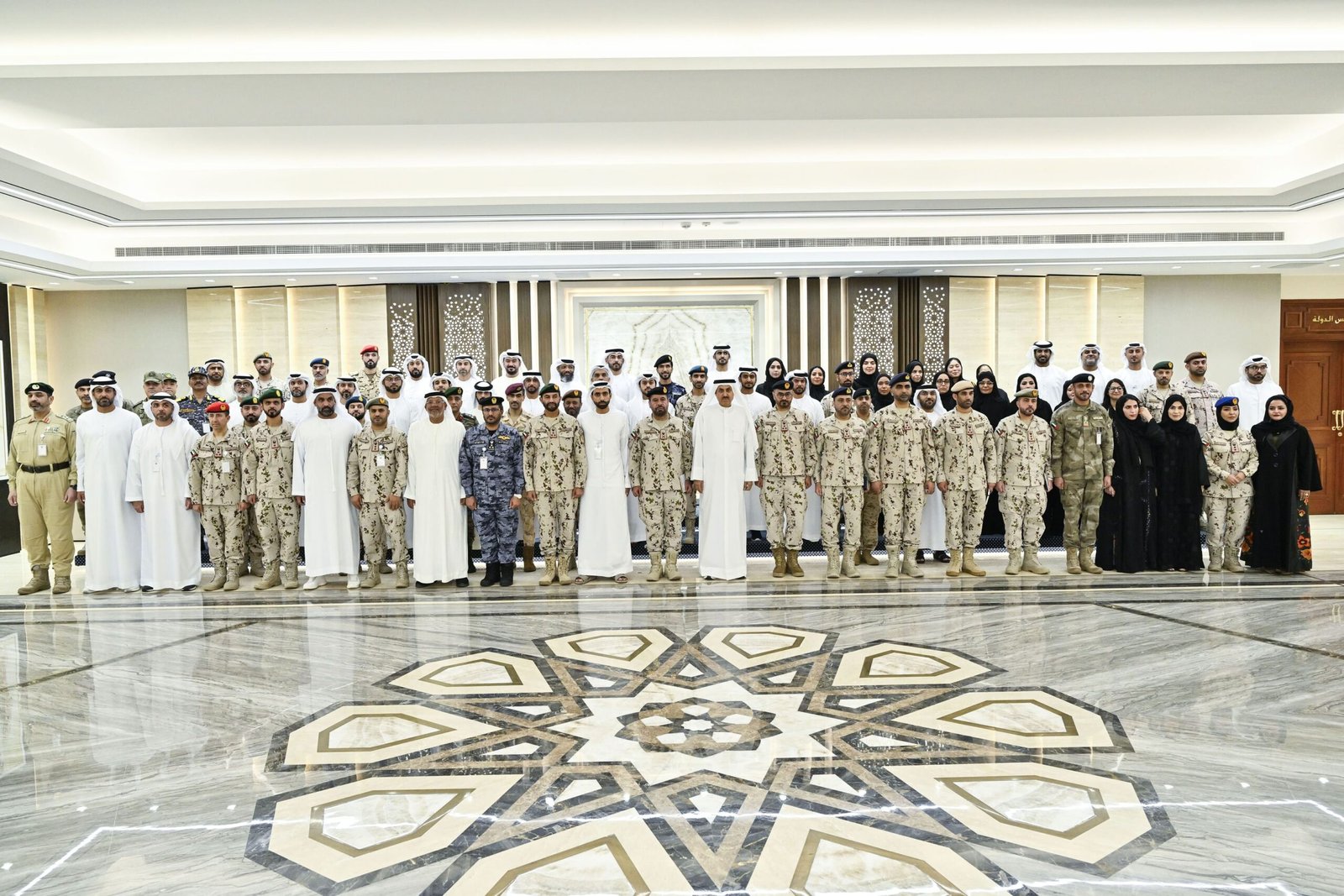 صقر غباش يستقبل وفدا من منتسبي كلية الدفاع الوطني 1 صقر غباش يستقبل وفدا من منتسبي كلية الدفاع الوطني