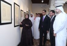 القنصل العراقي يزور ملتقى الشارقة للخط ويشيد بلوحة "سورة الرحمن" الفائزة