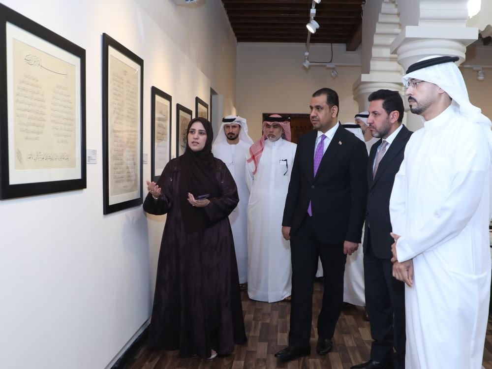 القنصل العراقي يزور ملتقى الشارقة للخط ويشيد بلوحة "سورة الرحمن" الفائزة 1 القنصل العراقي يزور ملتقى الشارقة للخط ويشيد بلوحة "سورة الرحمن" الفائزة