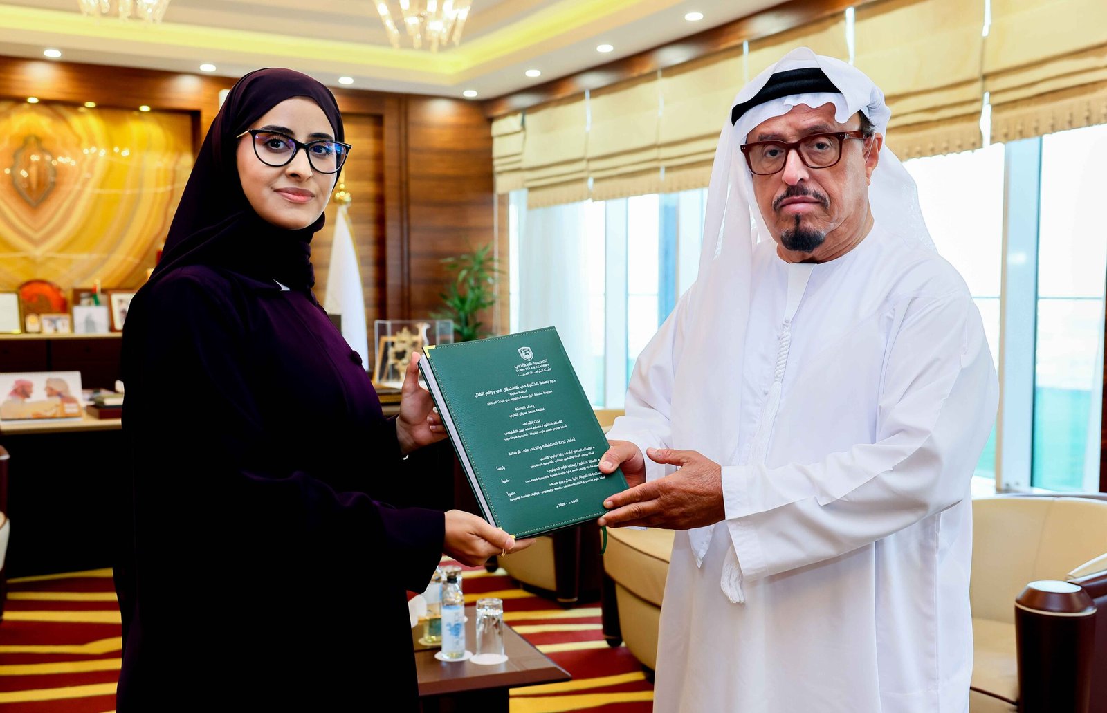 ضاحي خلفان يتسلم أطروحة دكتوراه حول "دور بصمة الذاكرة في الاستدلال في جرائم القتل" 1 ضاحي خلفان