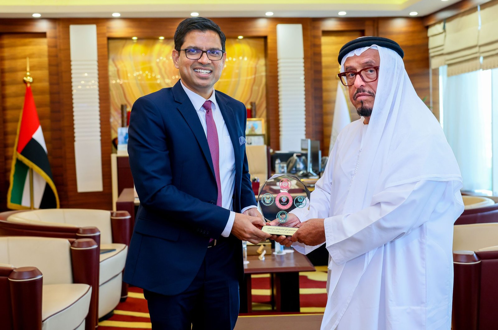 الفريق ضاحي خلفان يستقبل القنصل العام الهندي في دبي والإمارات الشمالية 1 الفريق ضاحي خلفان