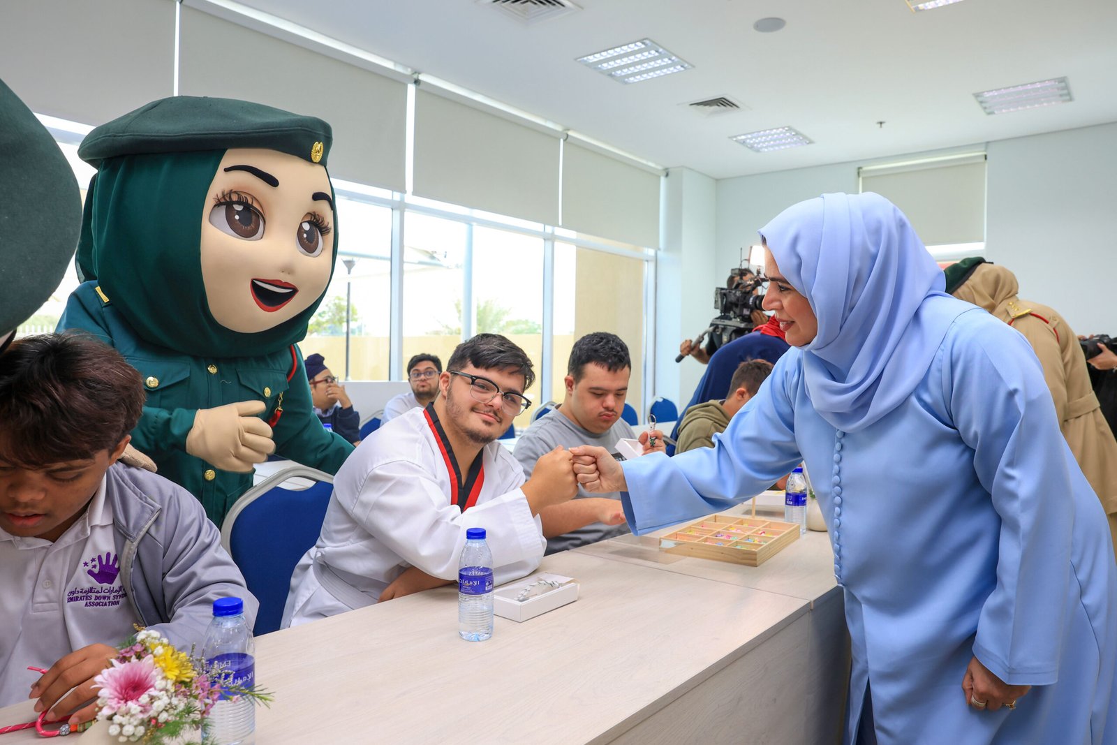 شرطة دبي تنظم فعالية "بأناملنا نبدع" لإسعاد أطفال متلازمة داون وتعزيز دمجهم المجتمعي 1 شرطة دبي